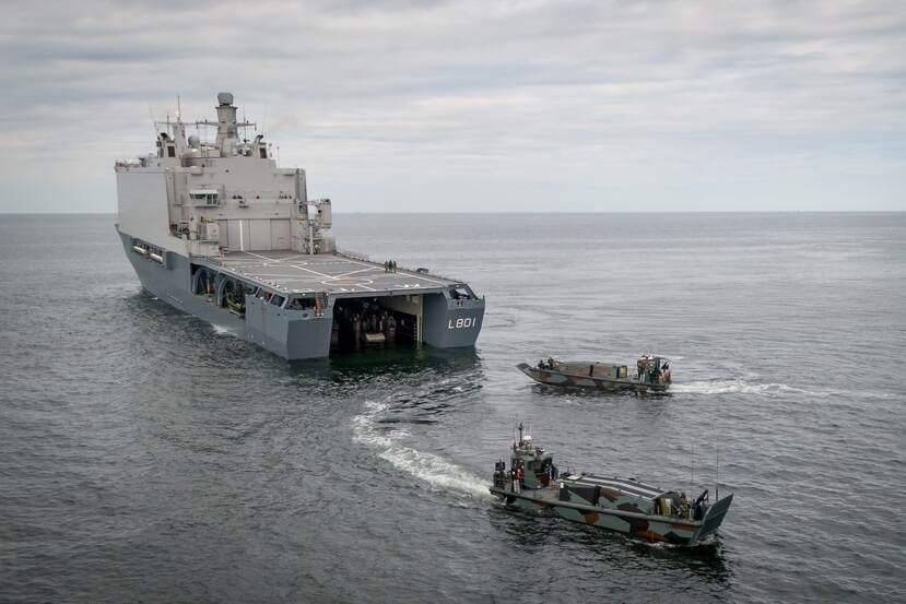 10-20 juni 2024, Oostzee.Baltops is een jaarlijks terug kerende internationale maritime oefening, dit jaar gehouden in de zuidelijke Oostzee.  Een 50 tal schepen, 36 vliegtuigen, 60 helikopters en 12000 manschappen uit 19 verschillende landen nemen dit jaar deel aan Baltops. De Nederlandse marine doet dit jaar mee met een mijnejager, OPV Zr.Ms. Holland en LPD Zr.Ms. Johan de Witt met aan boord het Duitse See Bataljon en het 13de Raiding SQN van het Korps Mariniers..Foto: