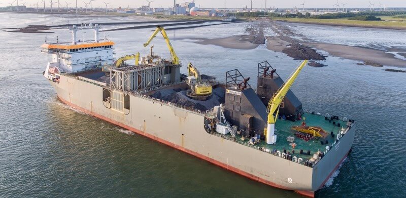 Met de steenstorter Rockpiper is een beschermende afdeklaag aangebracht. (Foto: Boskalis)