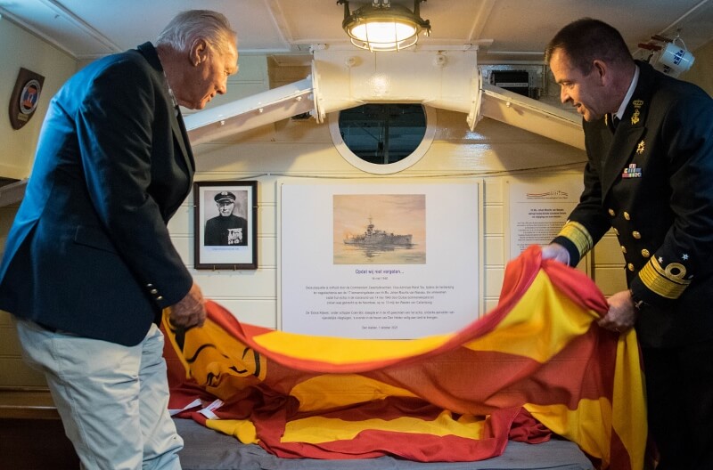 Vice-admiraal René Tas en zeeschilder Fred Boom onthullen aan boord van de Dorus Rijkers de plaquette over de Hr.Ms. Johan Maurits van Nassau. (Foto: Ilse van Hoepen)