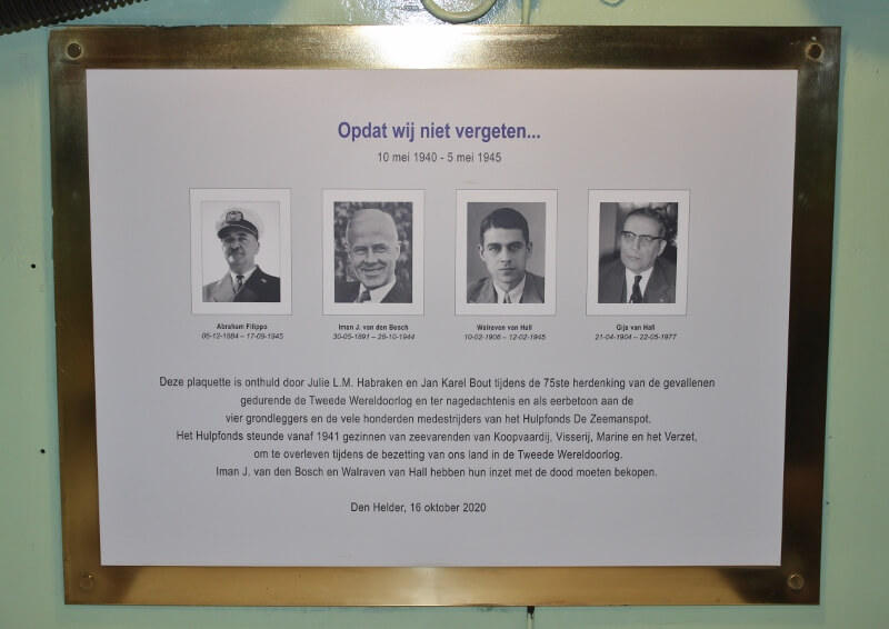 De herinneringsplaquette aan vier verzetshelden in het voorgereddenverblijf aan boord van De Zeemanspot.