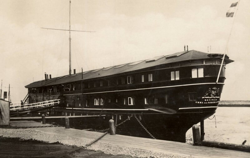 De Koningin Emma der Nederlanden als wachtschip in de Buitenhaven