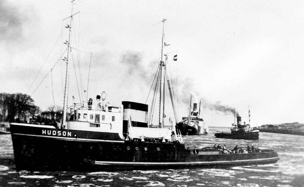 De Hudson en de Maas slepen de Lilian de haven van Den Helder binnen