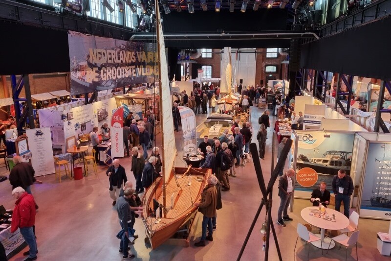 Overzicht van de in de Stadshal ingerichte beurs.