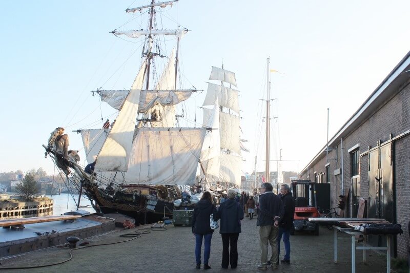 Het werken in de hoge masten van de Tres Hombres wordt ademloos gadegeslagen door talloze beursbezoekers.