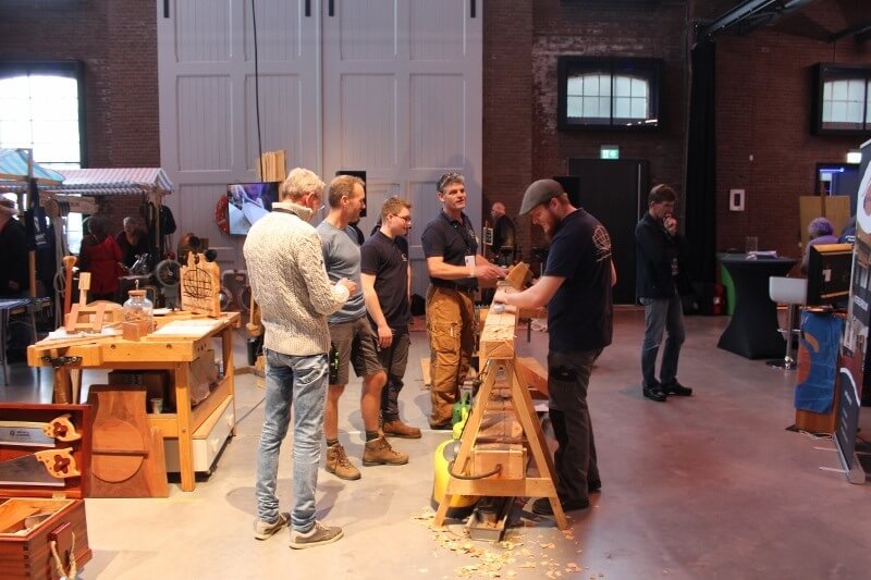 Demonstratie houtbewerking door het Ambachtelijk Botenbouw Centrum.