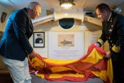 Vice-admiraal René Tas en zeeschilder Fred Boom onthullen aan boord van de Dorus Rijkers de plaquette over de Hr.Ms. Johan Maurits van Nassau. (Foto: Ilse van Hoepen)